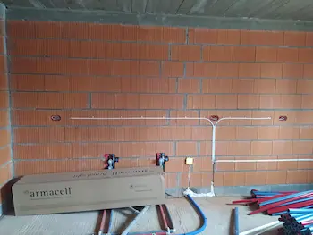 ściana salonu instalacja